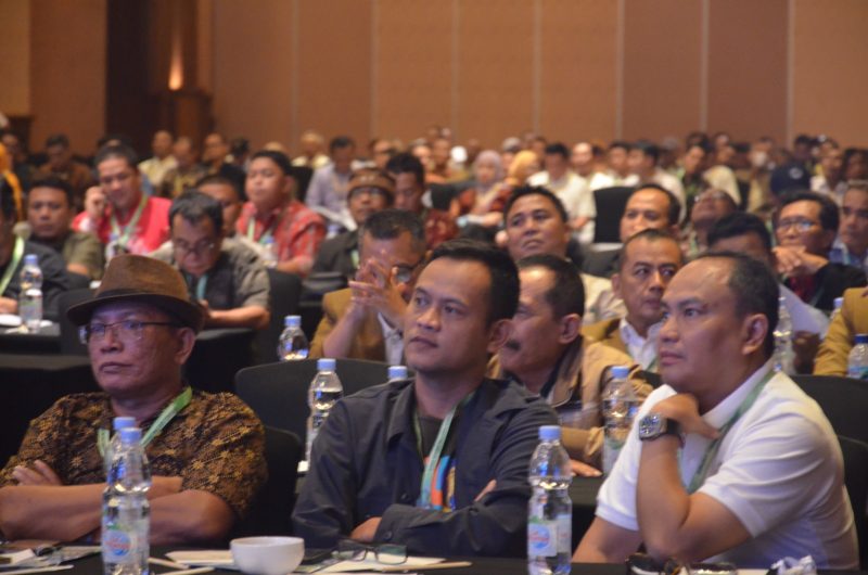 
Ketua PWI Jawa Barat Hilman Hidayat bersama Dewan Kehormat PWI Jabar, Olan Sibarani dengan cermat menyaksikan rangkaian agenda Kongres PWI di Holet El Kota Bandung Jawa Barat, 25-26 September 2023. (Foto: heny/dara.co.id)