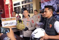 
Kapolresta Bandung Kombes Pol Kusworo Wibowo memperlihatkan barang bukti kasus pembunuhan seorang wanita, saat menggelar konferensi pers di Mapolresta Bandung. Rabu (27/9/2023). (Foto: Ist)
