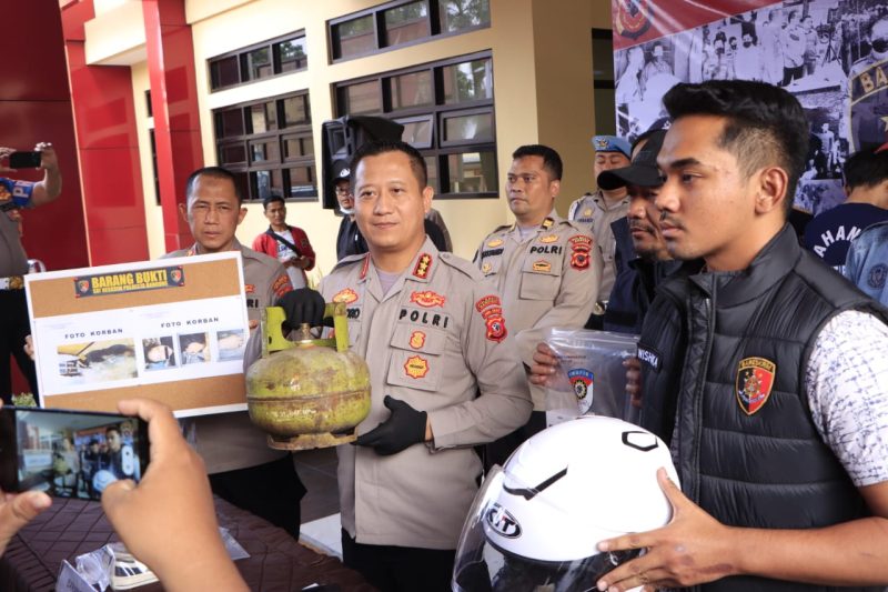 
Kapolresta Bandung Kombes Pol Kusworo Wibowo memperlihatkan barang bukti kasus pembunuhan seorang wanita, saat menggelar konferensi pers di Mapolresta Bandung. Rabu (27/9/2023). (Foto: Ist)
