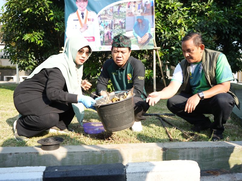 Bupati Bandung Dadang Supriatna secara simbolis membuat Lubang Cerdas Organik/Lubang Resapan Biopori (LCO/LRB) secara serentak dalam rangka Gebyar LCO/LRB Tingkat Kabupaten Bandung tahun 2023 di Rumah Dinas Jabatan Bupati Bandung, Soreang, Jumat (29/9/2023). (Foto: diskominfo)