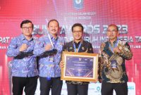 Bupati Bandung, Dadang Supriatna kembali mengukir prestasi dengan menerima penghargaan  BUMD Awards 2023, di Sahid Jaya Hotel Jakarta, Jumat (29/09/2023). (Foto: diskominfo)
