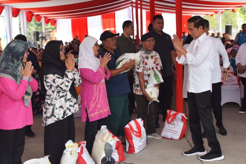 Presiden Jokowi meninjau ketersediaan stok beras di Kompleks Pergudangan Sunter Timur II, Kelapa Gading, Jakarta, Senin (11/09/2023) siang. (Foto: Humas Setkab/Agung)