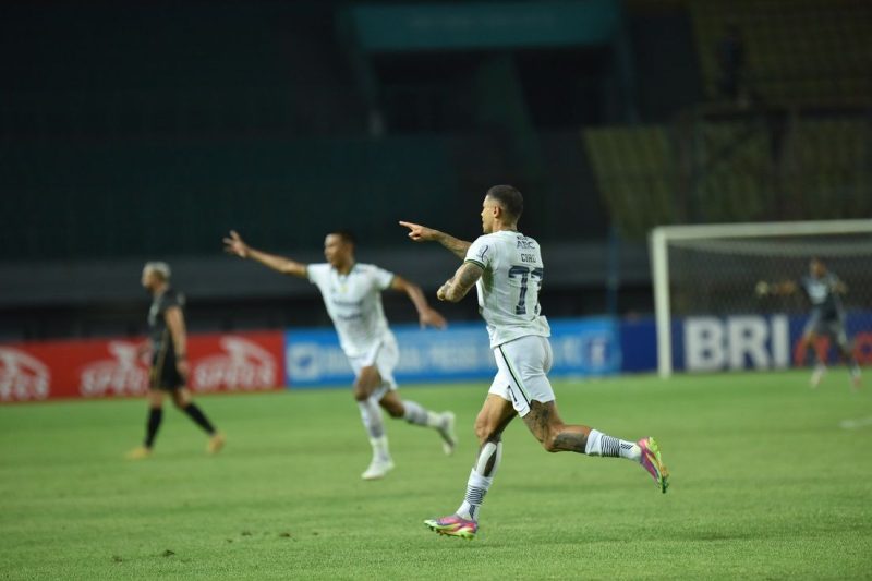 Ciro Alves mencetak gol ke gawang Bhayangkara FC pada laga pekan ke-13 Liga 1 2023/2024 di Stadion Patriot Candrabhaga, Kota Bekasi, Sabtu (23/9/2023). Gol Ciro membawa kemenangan Persib 2-1 atas tuan rumah Bhayangkara FC. (Foto: Persib)
