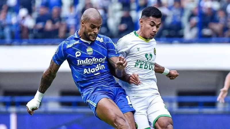 
Pemain Persib Bandung David da Silva dikawal pemain Persikabo 1973 di Stadion Gelora Bandung Lautan Api (GBLA), Sabtu (16/9/2023). (Foto: Dok Persib)