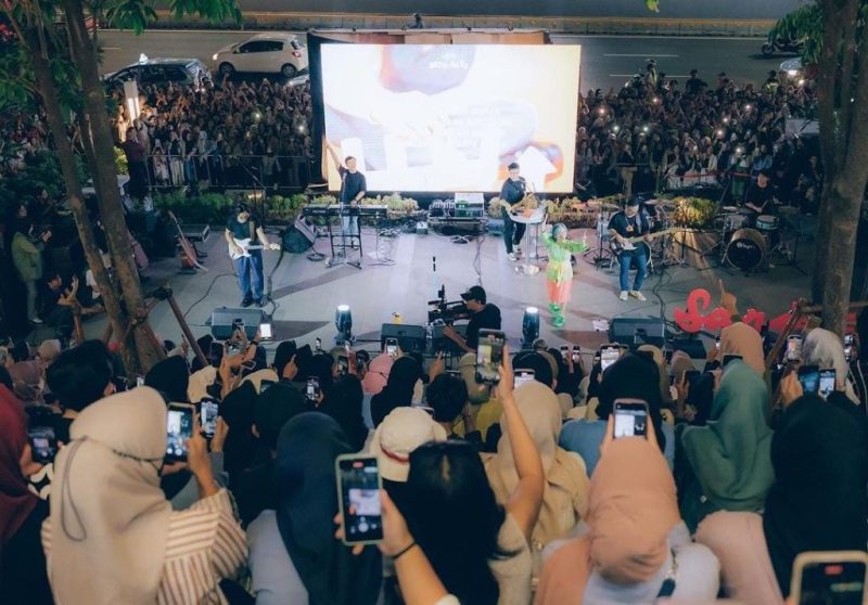 Musisi Idgitaf saat tampil di Gemuruh Musik ASEAN 2023, di Anjungan Sarinah, Jakarta, Rabu (30/08/2023) malam. (Foto: instagram @idgitaf/Felisitasya)

