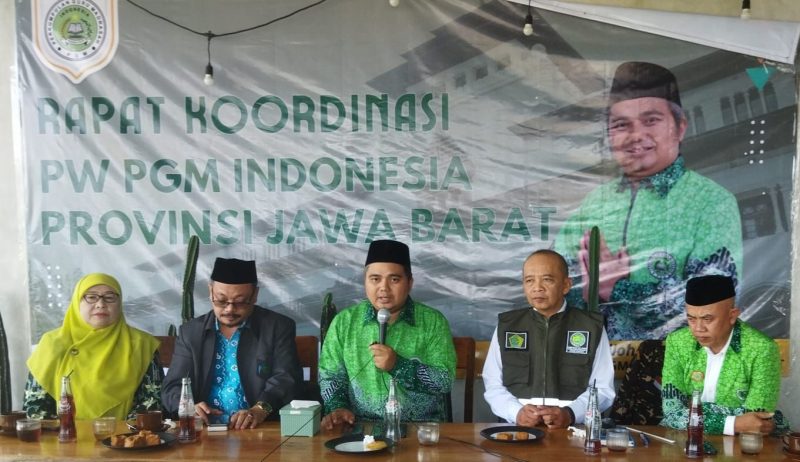 Ketua Pengurus Wilayah Perkumpulan Guru Madrasah (PW PGM) Provinsi Jawa Barat, H. Hasbulloh, memberikan keterangan pers soal  SK penyetaraan jabatan fungsional atau inpassing bagi guru madrasah bukan Aparatur Sipil Negara (ASN). (Foto: maji/dara)
