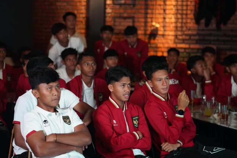 
DARA| Pemain Timnas Indonesia menyaksikan undian Piala Dunia U-17 2023 pada Jumat (15/9/2023). Indonesia bersaing dengan di penyisihan Grup A bareng Ekuador, Maroko, dan Panama. (Foto: PSSI)
