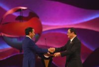 Presiden Joko Widodo (kiri) memberikan palu sidang kepada Perdana Menteri Laos Sonexay Siphandone usai pidato penutupan KTT ke-43 ASEAN 2023 di Jakarta, Kamis (7/9/2023). Media Center KTT ASEAN 2023/Zabur Karuru/foc/setkab