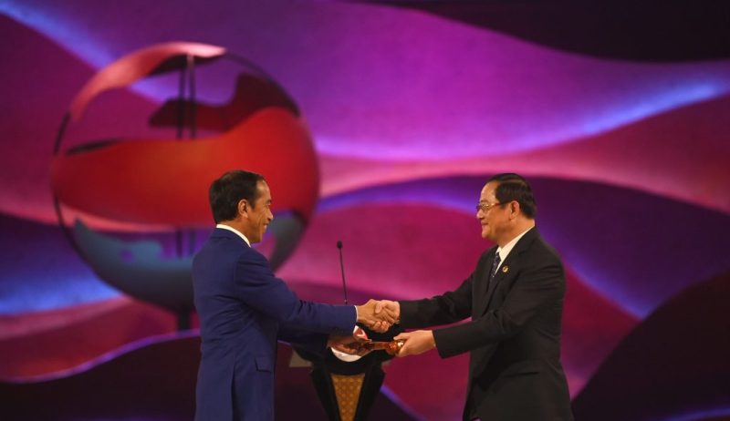 Presiden Joko Widodo (kiri) memberikan palu sidang kepada Perdana Menteri Laos Sonexay Siphandone usai pidato penutupan KTT ke-43 ASEAN 2023 di Jakarta, Kamis (7/9/2023). Media Center KTT ASEAN 2023/Zabur Karuru/foc/setkab