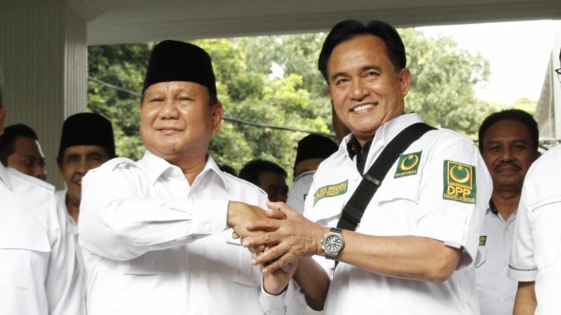 
Ketua Partai Bulan Bintang Yusril Ihza Mahendra memberikan dukungan kepada
calon presiden Prabowo Subianto. (Foto: Viva.co.id)
