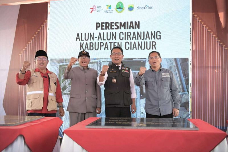 Gubernur Jawa Barat Ridwan Kamil meresmikan wajah baru Alun-alun Ciranjang hasil revitalisasi, Kamis (31/8/2023). (Foto: jabarprov.go.id)
