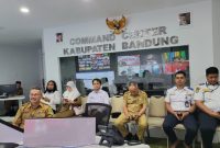 
Rapat Koordinasi pembahasan langkah konkret pengendalian inflasi di daerah tahun 2023 melalui zoom meeting di Command Center Pemkab Bandung, Soreang, Senin (4/9/2023) dengan dengan leading sektor Kementerian Dalam Negeri RI.(Foto: diskominfo)