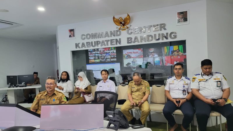 
Rapat Koordinasi pembahasan langkah konkret pengendalian inflasi di daerah tahun 2023 melalui zoom meeting di Command Center Pemkab Bandung, Soreang, Senin (4/9/2023) dengan dengan leading sektor Kementerian Dalam Negeri RI.(Foto: diskominfo)