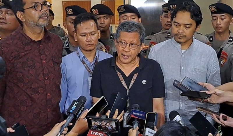 Rocky Gerung selesai menjalani klarifikasi di Bareskrim Polri. (Foto: PMJ News/Fajar)