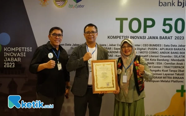 
Sekretaris Daerah Kab Bandung, Cakra Amiyana menerima penghargaan KIJB di Kantor BP2D Jabar, Bandung, Selasa(3/10/23). (Foto: Diskominfo)

