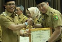 
Bupati Bandung Dadang Supriatna memberikan penghargaan Bedas Award kepada Kepala Bapenda Kab Bandung Erwan Kusumah.(Foto: dok/dara)
