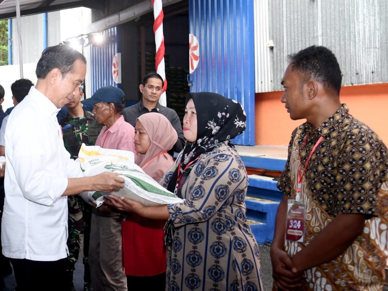 Presiden Jokowi menyerahkan bantuan pangan cadangan beras pemerintah (CBP) kepada keluarga penerima manfaat (KPM) di Gudang Bulog Baru Rawang Timur, Kota Padang, Provinsi Sumatra Barat, pada Rabu (25/10/2023). (Foto: BPMI Setpres/Rusman)
