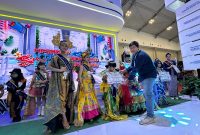 Penyerahan hadiah oleh Marketing Communication and Control Senior Analyst FIFGROUP, Johannes Paulus Prasetya, pada sesi Kids Batik Fashion Show yang diselenggarakan pada Minggu (29/10/2023)(Foto: Ist)