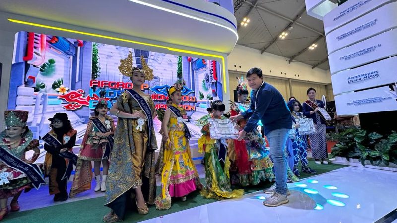 Penyerahan hadiah oleh Marketing Communication and Control Senior Analyst FIFGROUP, Johannes Paulus Prasetya, pada sesi Kids Batik Fashion Show yang diselenggarakan pada Minggu (29/10/2023)(Foto: Ist)