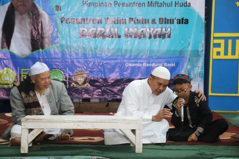 
Penjabat (Pj) Bupati Bandung Barat, Arsan Latif usai shalat magrib berinteraksi langsung dengan santiwan/santriwati di Pontren Darul Inayah. (Foto: heny/dara)
