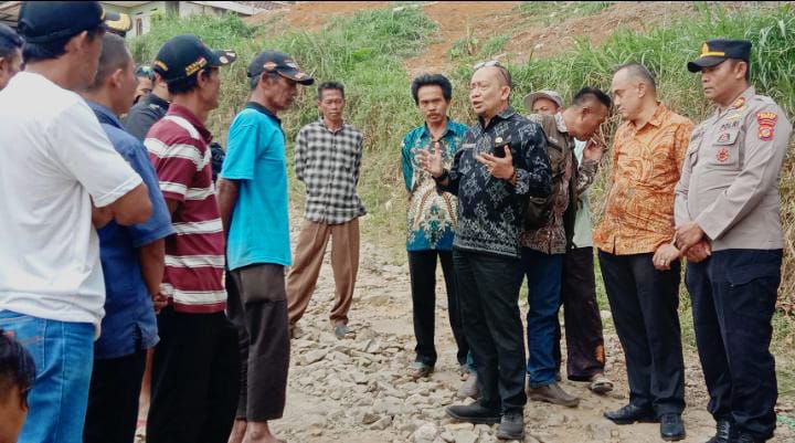 Kadis PUTR langsung meninjau Jalan Karyamukti yang dipersoalkan warga (Foto: Istimewa)