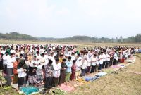 
Pj Bupati Bandung Barat Arsan Latif bersama warga Cipongkor melaksanakan solat Istisqo (foto: Bag. Prokopim)
