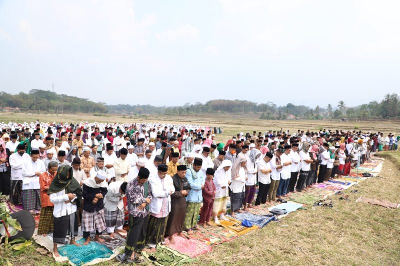 
Pj Bupati Bandung Barat Arsan Latif bersama warga Cipongkor melaksanakan solat Istisqo (foto: Bag. Prokopim)
