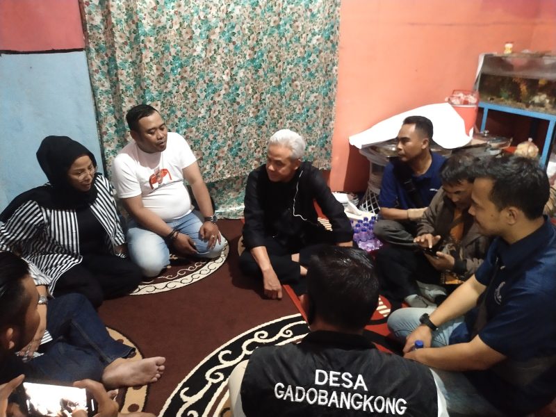 
Calon Presiden Ganjar Pranowo, didampingu Ketua DPC PDI-P KBB Hj Ida Widaningsih, berbicara dengan serikat pekerja Kabupaten Bandung Barat, Selasa (3/10/2023). (Foto: heny/dara)
