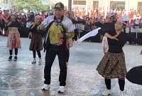 
1. Arsan Latif menari bersama para pelajar usai membukan POR PGRI ke-78, Tingkat Kabupaten Bandung Barat (KBB) di SMPN 1 Cisarua, Sabtu (28/10/2023). (Foto: heny/dara)