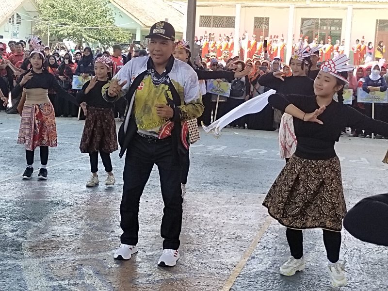 
1. Arsan Latif menari bersama para pelajar usai membukan POR PGRI ke-78, Tingkat Kabupaten Bandung Barat (KBB) di SMPN 1 Cisarua, Sabtu (28/10/2023). (Foto: heny/dara)