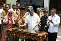 Menteri Koperasi dan Usaha Kecil Menengah (UKM) RI, Teten Masduki meresmikan Gedung Pusat Layanan Usaha Terpadu (PLUT) Kabupaten Bandung, Jalan Al Fathu, Soreang, Kabupaten Bandung, Senin (23/10/2023). (Foto: diskominfo)
