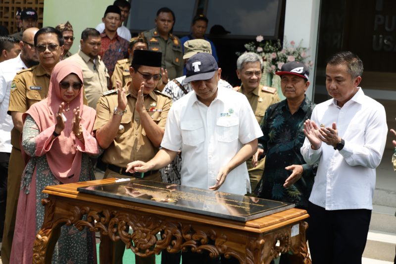 Menteri Koperasi dan Usaha Kecil Menengah (UKM) RI, Teten Masduki meresmikan Gedung Pusat Layanan Usaha Terpadu (PLUT) Kabupaten Bandung, Jalan Al Fathu, Soreang, Kabupaten Bandung, Senin (23/10/2023). (Foto: diskominfo)
