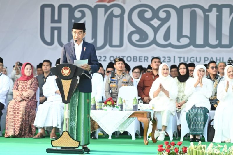 Presiden Jokowi memberikan sambutan pada Apel Hari Santri Tahun 2023 di Monumen Tugu Pahlawan, Kota Surabaya, Provinsi Jawa Timur, Minggu (22/10/2023). (Foto: BPMI Setpres/Kris)
