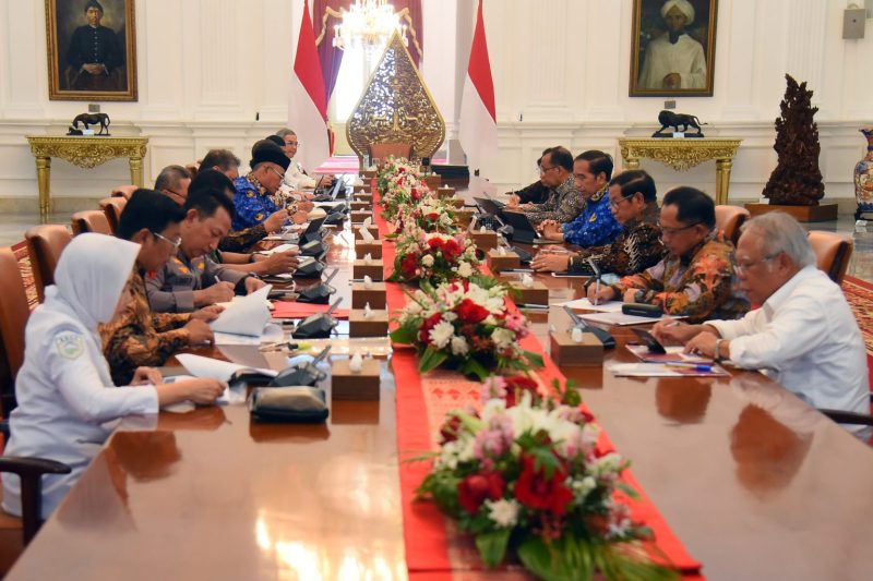 Presiden Jokowi pimpin ratas mitigasi dampak El Nino, di Istana Merdek, Jakarta, Selasa (03/10/2023). (Foto: Humas Setkab/Rahmat)
