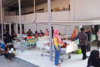 Sejumlah pasien dievakuasi ke tempat yang aman saat terjadi kebakaran yang mengahaguskan Gudang Logistik
di RSUD dr. Slamet Garut, Minggu (1/10/2023)(Foto: Istimewa)