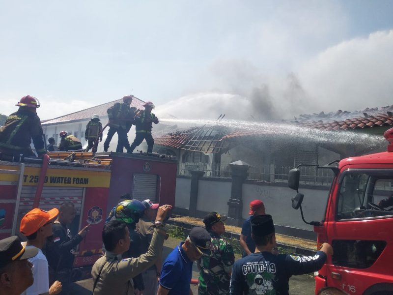 
Petugas Disdamkar Garut berjibaku memadamkan api yang membakar Ruang Logistik RSUD dr.Slamet Garut, Jalan Rumah Sakit, Kecamatan Tarogong Kidul, Kabupaten Garut, Minggu (1/10/2023). (Foto: andre/dara)
