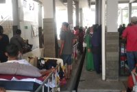 
Sejumlah pasien dievakuasi ke tempat yang aman saat terjadi kebakaran di RSUD dr.Slamet Garut, Jalan Rumah Sakit, Kecamatan Tarogong Kidul, Kabupaten Garut, Minggu (1/10/2023). (Foto: andre/dara)

-