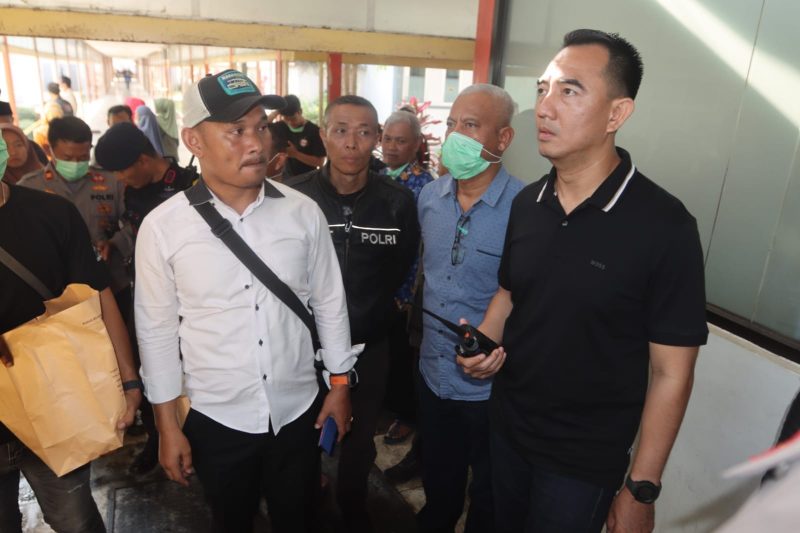 
Kapolres Garut, AKBP Rohman Yonky Dilatha, meninjau lokasi kebakaran di RSUD dr. Slamet Garut, Minggu (1/10/2023). (Foto: andre/dara)
