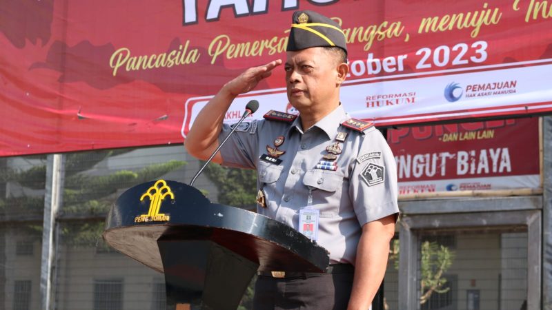 
Kepala Lapas Kelas IIA Banceuy Bandung, Heri Kusrita memimpin Upacara
Hari Kesaktian Pancasila di Lapangan Area Dalam Lapas Banceuy,
Senin (2/10/2023). (Foto: Ist/dara)
