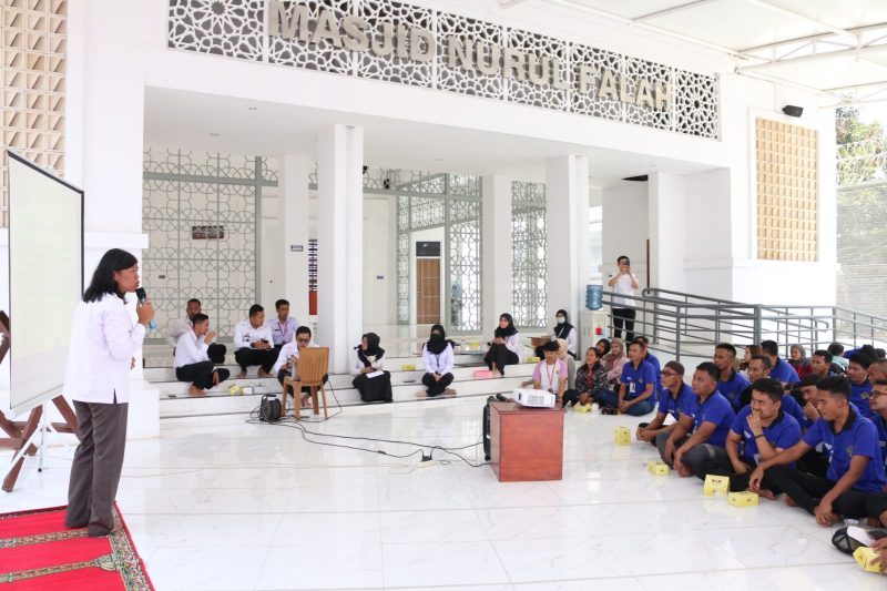 
Kepala Sub Koordinator Rehabilitasi BNN Kota Bandung, Susan memberikan materi pada Family Support Group bagi Residen Rehabilitasi Sosial Warga Binaan Lapas Banceuy, Rabu (4/10/2023). (Foto: ist/dara)
