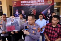 
Kapolresta Bandung Kombes Pol Kusworo Wibowo menggelar konferensi pers kasus pembunuhan di Mapolresta Bandung. Kamis (5/10/2023).(Foto: ist/dara)
