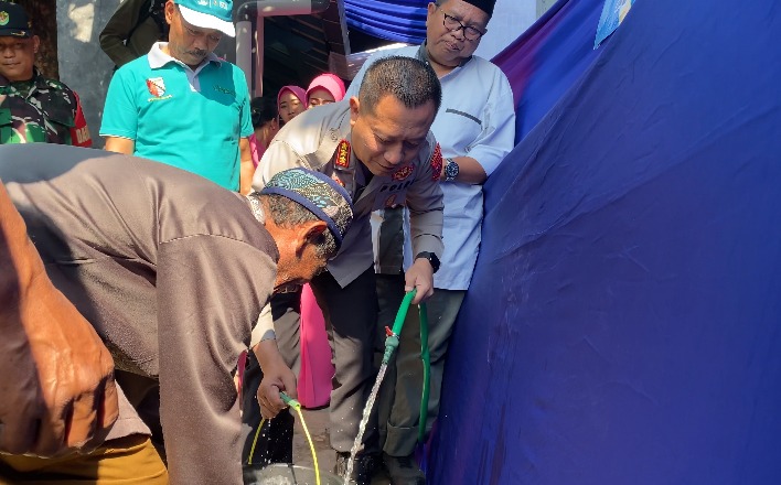 Polresta Bandung Bantu Bagikan Air Bersih di Wilayah Cangkuang, Kabupaten Bandung. (Foto: maji/dara)



