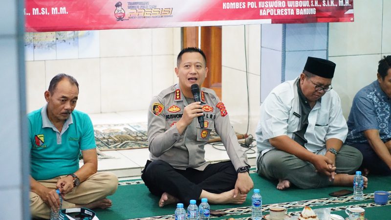 

Kapolresta Bandung Kombes Pol Kusworo Wibowo berdialog saat melaksanakan Jumat Curhat di wilayah Desa Cangkuang, Kecamatan Cangkuang, Kabupaten Bandung. Jumat, (6/10/2023). (Foto: maji/dara)


