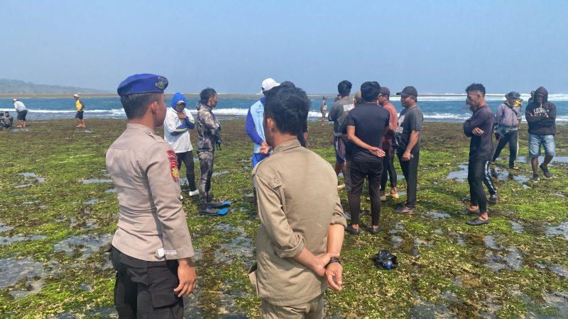 
Satpolairud Polres Garut bersama masyarakat sekitar melakukan pencarian terhadap Yanto Suprianto (35), nelayan yang dilaporkan hilang saat mencari ikan di Perairan Cikolomberan, Desa Sancang, Kecamatan Cibalong, Kabupaten Garut, Selasa (10/10/2023).(Foto: andre/dara)