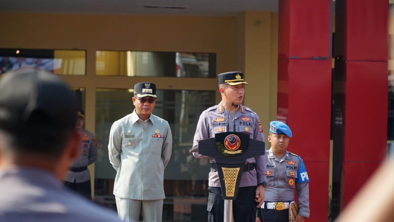 
Kapolresta Bandung Kombes Pol Kusworo Wibowo memimpin apel gelar pasukan pengamanan Pilkades Serentak di Mapolresta Bandung, Selasa (11/10/2023). (Foto: ist)