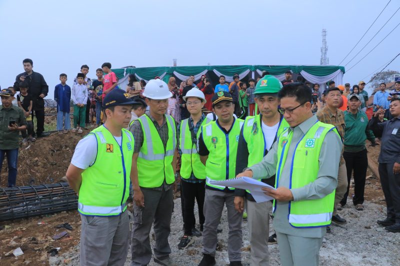 
Bupati Bandung H M. Dadang Supriatna melakukan peletakan batu pertama pembangunan jembatan roda dua Rancamanyar di Kampung Cileubak Desa, Rancamanyar, Kecamatan Baleendah, Selasa (10/10/2023). (Foto: diskominfo)