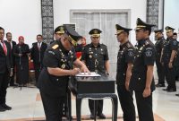 Kepala Kanwil Wilayah (Kakanwil) Kementerian Hukum dan HAM Jawa Barat R. Andika Dwi Prasetya melantik dan mengambil sumpah 176 orang, Kamis (12/10/2023). (Foto: Ist)
