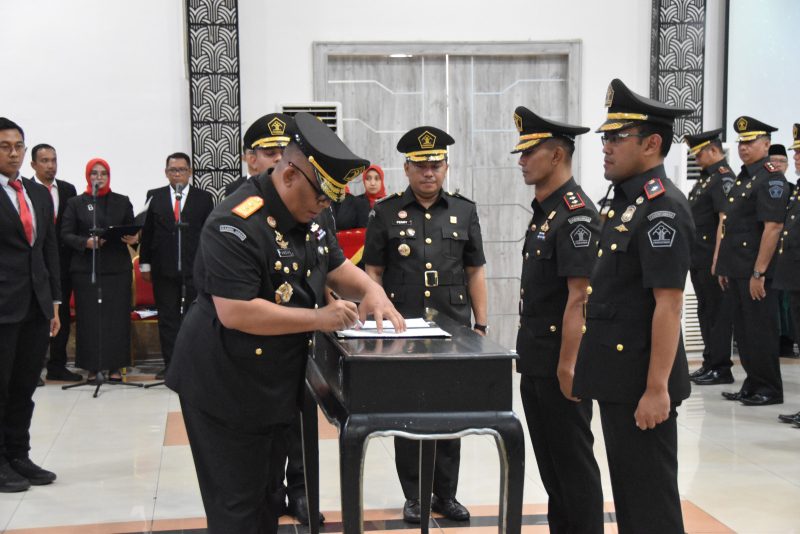 Kepala Kanwil Wilayah (Kakanwil) Kementerian Hukum dan HAM Jawa Barat R. Andika Dwi Prasetya melantik dan mengambil sumpah 176 orang, Kamis (12/10/2023). (Foto: Ist)
