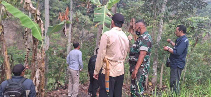 
Tim dari Badan Geologi dan BPBD Kabupaten Garut meninjau kondisi geologi di beberapa lokasi yang akan dijadikan sebagai jalan alternatif di Kecamatan Talegong, Kabupaten Garut, Kamis (12/10/2023).(Foto: andre/dara)