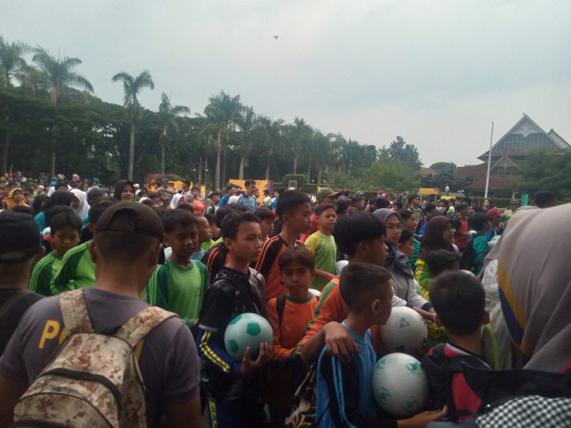 
Sekitar 5.000 siswa SMP dan SD di Kabupaten Bandung menyambut  Trophy Experience Piala Dunia U-17 di Plaza Upakarti Komplek Pemerintah Kabupaten Bandung, Minggu (22/10/2023). (Foto: maji/dara)